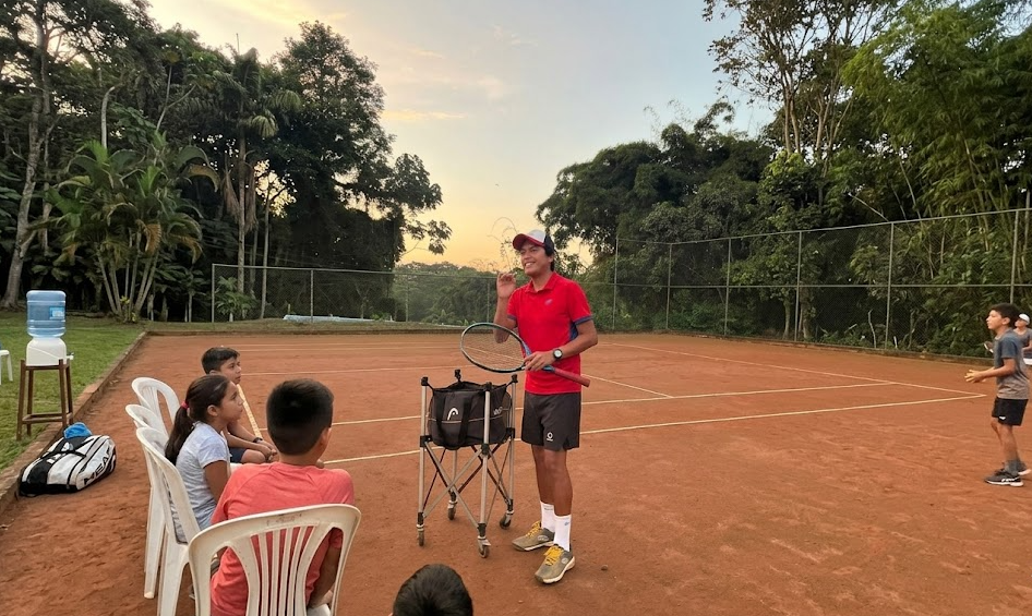 Clase de tenis en Junior Tennis Academy